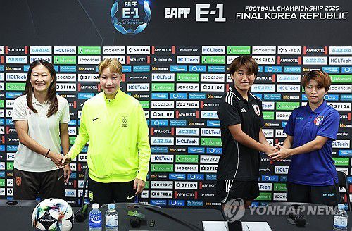 선전 다짐하는 동아시안컵 여자부 선수들(용인=연합뉴스) 홍기원 기자 = 8일 경기도 용인미르스타디움에서 열린 2025년 동아시아축구연맹(EAFF) E-1 챔피언십(동아시안컵) 여자부 공식 기자회견에서 참가팀 선수들이 포즈를 취하고 있다. 왼쪽부터 중국 우하이옌, 한국 이금민, 일본 하나 다카하시, 대만 마쓰나가 사키. 2025.7.8 xanadu@yna.co.kr