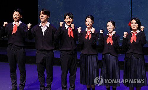 뮤지컬 '은경' 파이팅(서울=연합뉴스) 진연수 기자 = 8일 오후 서울 중구 CKL스테이지에서 열린 뮤지컬 '은경' 프레스콜에서 출연 배우들이 포즈를 취하고 있다. 2025.7.8 jin90@yna.co.kr