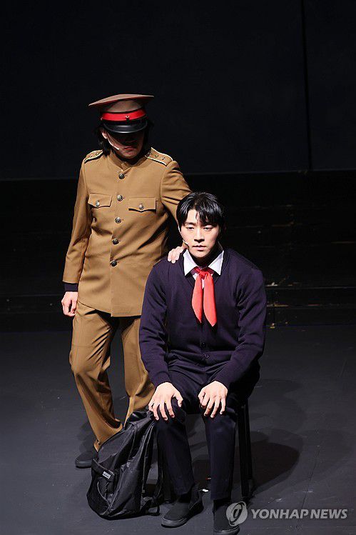 정철의 삶(서울=연합뉴스) 진연수 기자 = 8일 오후 서울 중구 CKL스테이지에서 열린 뮤지컬 '은경' 프레스콜에서 배우 김우진이 주요 장면을 시연하고 있다. 2025.7.8 jin90@yna.co.kr