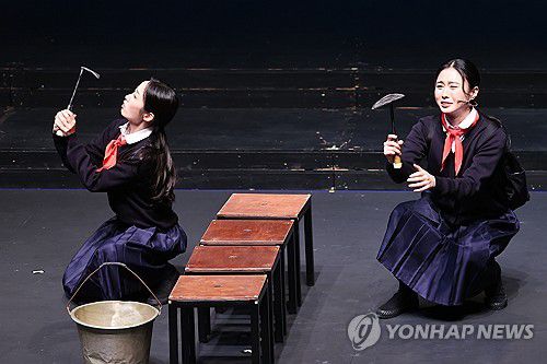 우리가 처음 만나는 북한 청년들의 삶(서울=연합뉴스) 진연수 기자 = 8일 오후 서울 중구 CKL스테이지에서 열린 뮤지컬 '은경' 프레스콜에서 배우 신선주와 우현이가 주요 장면을 시연하고 있다. 2025.7.8 jin90@yna.co.kr