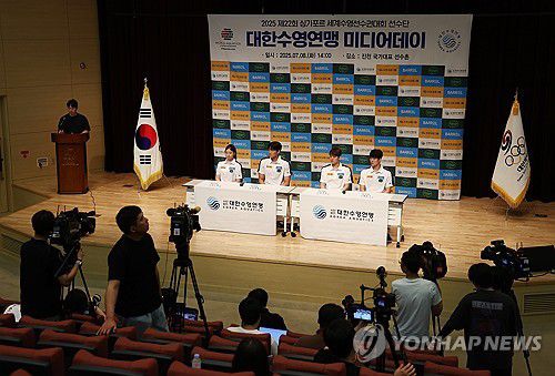 인터뷰하는 경영 국가대표 선수들(진천=연합뉴스) 김성민 기자 = 경영 국가대표팀 선수들이 8일 충북 진천 국가대표선수촌에서 인터뷰하고 있다. 왼쪽부터 김승원, 김영범, 김우민, 황선우. 2025.7.8 ksm7976@yna.co.kr