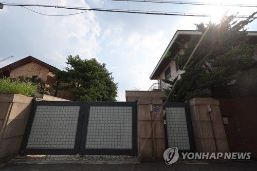 고 이건희 회장 소유했던 이태원 단독주택 228억원에 매각(서울=연합뉴스) 임화영 기자 = 고(故) 이건희 삼성선대회장이 소유했던 서울 용산구 이태원동 단독주택이 최근 228억원에 매각된 것으로 8일 알려졌다.      국토교통부 실거래가와 대법원 인터넷등기소에 따르면 이재용 삼성전자 회장을 포함한 삼성가에서 소유하고 있던 이태원동 단독 주택이 지난달 228억원에 거래됐다.       1976년에 지어진 이 주택은 연면적 496.92㎡, 대지면적 1천73.1㎡에 지하 1층, 지상2층 규모다. 2025.7.8 hwayoung7@yna.co.kr