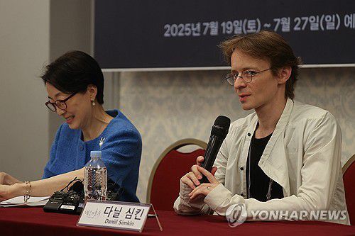 인사말 하는 다닐 심킨 발레리노(서울=연합뉴스) 류효림 기자 = 발레리노 다닐 심킨이 8일 서울 광진구 유니버설아트센터에서 열린 2025 예술의전당&유니버설발레단 '백조의 호수' 기자간담회에서 인사말을 하고 있다. 2025.7.8 ryousanta@yna.co.kr