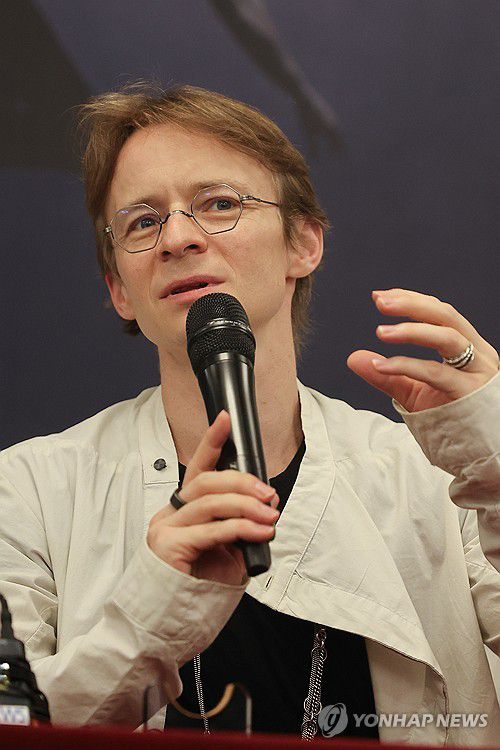 국내 첫 전막공연 앞둔 다닐 심킨(서울=연합뉴스) 류효림 기자 = 발레리노 다닐 심킨이 8일 서울 광진구 유니버설아트센터에서 열린 2025 예술의전당&유니버설발레단 '백조의 호수' 기자간담회에서 인사말을 하고 있다. 2025.7.8 ryousanta@yna.co.kr