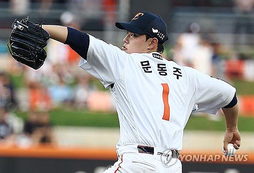 한화 선발 문동주(대전=연합뉴스) 김성민 기자 = 8일 대전 한화생명볼파크에서 열린 2025 신한 SOL 뱅크 KBO리그 KIA 타이거즈와 한화 이글스의 경기. 1회초 한화 선발 문동주가 역투하고 있다. 2025.7.8 ksm7976@yna.co.kr