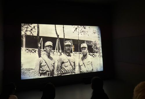 AI 기술이 접목된 중국 항일전쟁기념관 전시물    (베이징=연합뉴스) 정성조 특파원 = 8일 오후 중국인민항일전쟁기념관에서 항일전쟁 당시 모습을 담은 영상이 상영되고 있다. 기념관 관계자는 이 영상에 AI 기술이 적용됐다고 설명했다. 2025.7.9 xing@yna.co.kr