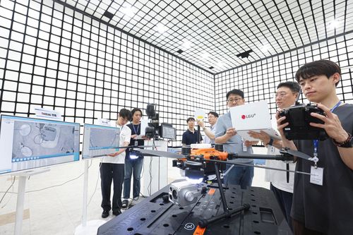 인천 송도 RAPA IoT기술지원센터에서 LG유플러스 직원들이 레드캡 기술로 연결된 드론을 시험하고 있는 모습. [LG유플러스 제공. 재판매 및 DB 금지]