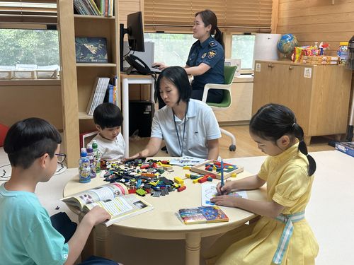 마포서 '육아N오피스'를 이용하는 직원과 자녀들[서울 마포경찰서 제공. 재판매 및 DB 금지]