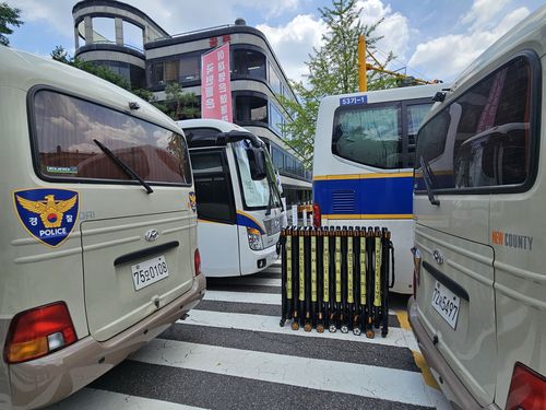 경찰 버스와 안전펜스로 막힌 법원 입구[촬영 정윤주]