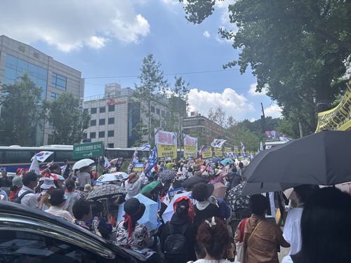 윤석열 전 대통령 영장실질심사가 열리는 서울중앙지방법원 인근에 모인 지지자들[촬영 조현영]