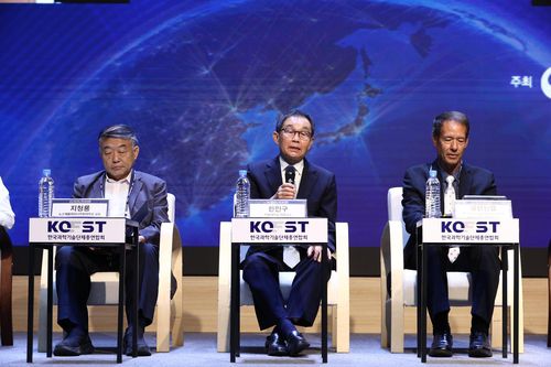 세션에서 발표하는 한민구 서울대 명예교수(가운데)[과총 제공. 재판매 및 DB 금지]