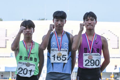 백제왕도 익산 2025 전국육상경기대회 남자 중등부 200ｍ 메달리스트(서울=연합뉴스) 김선우(가운데)가 9일 전북 익산종합운동장에서 열린 익산 2025 전국육상경기대회 남자 중등부 200ｍ 결선에서 1위를 차지한 뒤, 2위 원형진(왼쪽), 3위 박건우와 기념 촬영하고 있다. [대한육상연맹 제공. 재판매 및 DB금지]