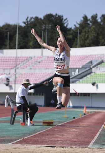 이승아, 백제왕도 익산 2025 전국육상경기대회 여자 고등부 세단뛰기 우승(서울=연합뉴스) 이승아가 9일 전북 익산종합운동장에서 열린 익산 2025 전국육상경기대회 여자 고등부 세단뛰기 결선에서 도약하고 있다. [대한육상연맹 제공. 재판매 및 DB금지]