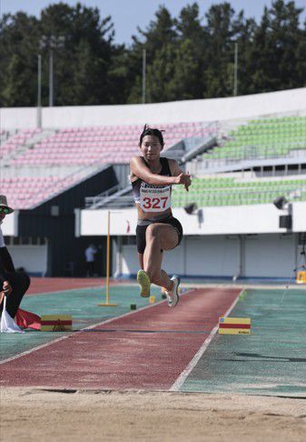 도약하는 서예지(서울=연합뉴스) 서예지가 9일 전북 익산종합운동장에서 열린 익산 2025 전국육상경기대회 여자 고등부 세단뛰기 결선에서 도약하고 있다. [대한육상연맹 제공. 재판매 및 DB금지]