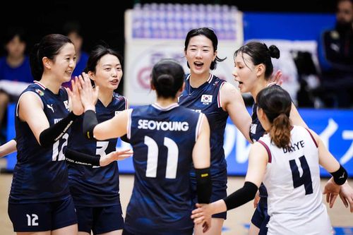 폴란드와 VNL 경기에서 파이팅 외치는 여자배구 대표팀 선수들[FIVB 홈피 캡처. 재판매 및 DB 금지]