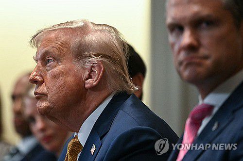 트럼프 대통령과 헤그세스 국방장관(워싱턴DC = AFP 연합뉴스) 2025년 7월 8일 백악관 내각회의실에서 열린 내각회의에 참석한 도널드 트럼프(왼쪽) 미국 대통령과 피트 헤그세스(오른쪽) 국방장관. (Photo by ANDREW CABALLERO-REYNOLDS / AFP) 2025.7.9.