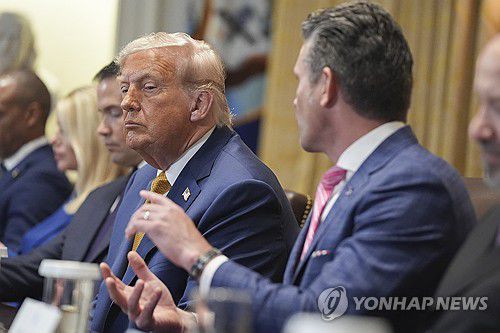 트럼프 대통령과 헤그세스 국방장관(워싱턴DC = AP 연합뉴스) 2025년 7월 8일 백악관 내각회의실에서 열린 내각회의에 참석한 도널드 트럼프(왼쪽) 미국 대통령과 피트 헤그세스(오른쪽) 국방장관. (AP Photo/Evan Vucci)