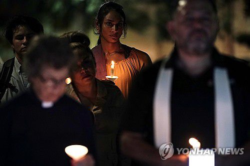 지난 7일 텍사스 샌안토니오에서 희생자들 추모하는 사람들[EPA=연합뉴스. 재판매 및 DB 금지]