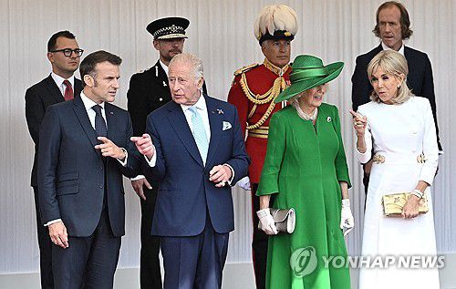 친밀함 과시하는 영국 국왕 부부와 프랑스 대통령 부부[로이터 연합뉴스]