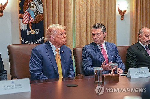 트럼프 대통령과 헤그세스 국방장관(워싱턴DC = UPI 연합뉴스) 2025년 7월 8일 백악관 내각회의실에서 열린 내각회의에 참석한 도널드 트럼프(왼쪽) 미국 대통령과 피트 헤그세스(오른쪽) 국방장관. (Photo by  Aaron Schwartz/UPI) 2025.7.9.