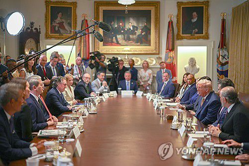 8일(현지시간) 미국 워싱턴DC 백악관에서 열린 내각회의 [UPI 연합뉴스]