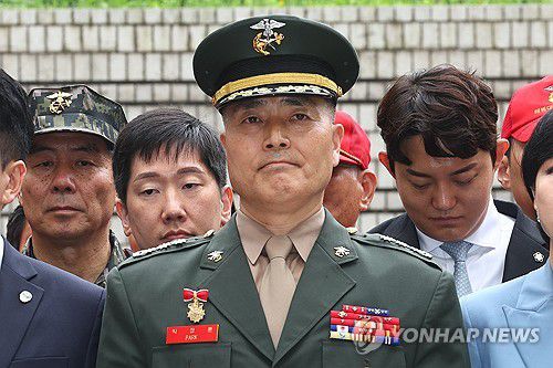 박정훈 대령(서울=연합뉴스) 서대연 기자 = 해병대 채모 상병 순직 사건과 관련해 1심에서 무죄를 선고받은 박정훈 전 해병대 수사단장(대령)이 16일 서울 서초구 서울고등법원에서 열린 2심 준비공판에 출석하기 전 기자회견을 열고 있다. 2025.5.16 dwise@yna.co.kr