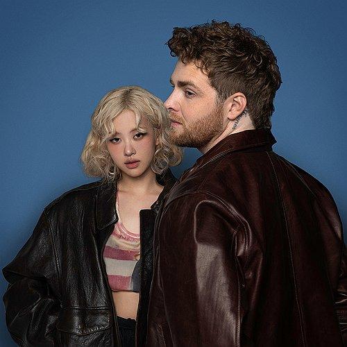 블랙핑크 로제(왼쪽)와 싱어송라이터 알렉스 워런[더블랙레이블 제공. 재판매 및 DB 금지]