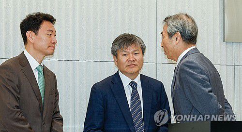 대화하는 민중기 특검팀(서울=연합뉴스) 서대연 기자 = 윤석열 전 대통령 부인 김건희 여사와 관련한 각종 의혹 사건을 수사하는 민중기 특별검사(오른쪽)가 2일 서울 종로구 KT광화문빌딩에 마련된 특검 사무실에서 열린 현판 제막식에서 박상진(왼쪽), 문홍주 특검보와 대화를 나누고 있다. 2025.7.2 [공동취재] dwise@yna.co.kr