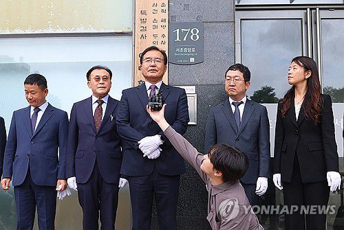 발언하는 이명현 특검(서울=연합뉴스) 김도훈 기자 = 이명현 순직해병 특별검사가 2일 서울 서초구에 마련된 특검 사무실에서 진행된 현판식에서 발언하고 있다.      왼쪽부터 이금규·류관석 특검보, 이명현 특검, 정민영·김숙정 특검보. 2025.7.2 superdoo82@yna.co.kr