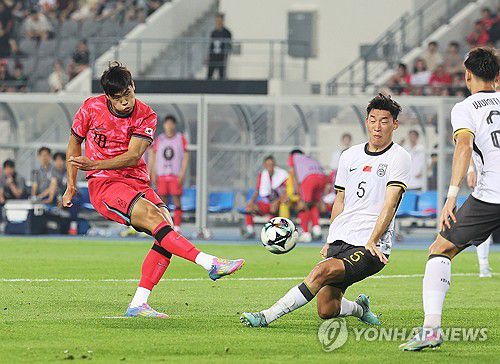 슛하는 이호재(용인=연합뉴스) 홍기원 기자 = 7일 경기도 용인미르스타디움에서 열린 2025년 동아시아축구연맹(EAFF) E-1 챔피언십(동아시안컵) 남자부 1차전 한국과 중국의 경기. 한국 이호재가 슛하고 있다. 2025.7.7 xanadu@yna.co.kr
