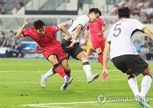 슛하는 강상윤(용인=연합뉴스) 홍기원 기자 = 7일 경기도 용인미르스타디움에서 열린 2025년 동아시아축구연맹(EAFF) E-1 챔피언십(동아시안컵) 남자부 1차전 한국과 중국의 경기. 한국 강상윤이 슛하고 있다. 2025.7.7 xanadu@yna.co.kr