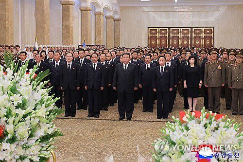 김정은, 김일성 31주기에 금수산태양궁전 참배(평양 조선중앙통신=연합뉴스) 김정은 북한 국무위원장이 김일성 주석 사망 31주기인 8일 금수산태양궁전을 참배했다고 조선중앙통신이 보도했다. 통신은 김 위원장이 이날 0시 금수산태양궁전을 찾았다고 전했다. 2025.7.8      [국내에서만 사용가능. 재배포 금지. For Use Only in the Republic of Korea. No Redistribution] nkphoto@yna.co.kr