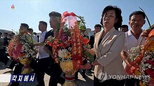 북한 각지 주민들, 김일성 31주기 추모(서울=연합뉴스) 북한 각지 주민들이 김일성 주석 사망 31주기(7.8일)를 맞아 각 도 소재지와 시에 있는 김일성·김정일 동상을 찾아 추모했다고 조선중앙TV가 8일 보도했다. [조선중앙TV 화면] 2025.7.8      [국내에서만 사용가능. 재배포 금지. For Use Only in the Republic of Korea. No Redistribution] nkphoto@yna.co.kr