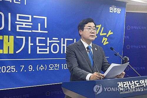 전남 찾은 박찬대(무안=연합뉴스) 형민우 기자 = 더불어민주당 당 대표 후보인 박찬대 의원이 9일 전남 무안군 전남도의회 브리핑룸에서 기자회견을 열고 인사말을 하고 있다. 2025.7.9 minu21@yna.co.kr