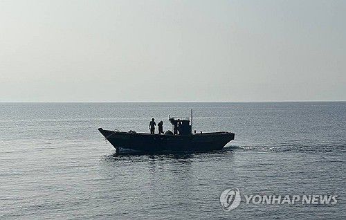 북으로 돌아가는 북한 주민 선박(서울=연합뉴스) 북한 주민들은 태운 선박이 9일 동해상에서 이동하고 있다.      정부는 지난 3월과 5월에 각각 서해와 동해 북방한계선(NLL) 이남에서 구조한 북한 주민 6명을 9일 동해상에서 송환했다고 밝혔다.     통일부에 따르면 북한 주민들을 태운 선박은 오전 8시 56분께 동해 NLL을 넘었고, 9시 24분께 북한 경비정과 만났다.   2025.7.9  [통일부 제공. 재판매 및 DB 금지] photo@yna.co.kr