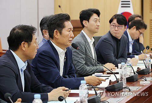 발언하는 정청래 의원(서울=연합뉴스) 박동주 기자 = 더불어민주당 당 대표 선거에 출마한 정청래 의원이 9일 서울 여의도 국회 의원회관에서 열린 당원 주권 정당개혁 토론회에서 발언하고 있다. 2025.7.9 pdj6635@yna.co.kr