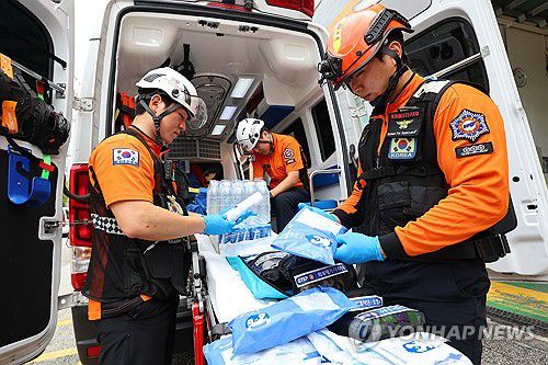 폭염 대비 구급 물품 점검하는 119구급대(인천=연합뉴스) 임순석 기자 = 연일 폭염이 이어지고 있는 9일 인천 부평구 부평소방서에서 119구급대원들이 온열질환자 발생에 대비해 아이스팩, 생리식염수 등 폭염 대비 물품을 점검하고 있다. 2025.7.9 soonseok02@yna.co.kr