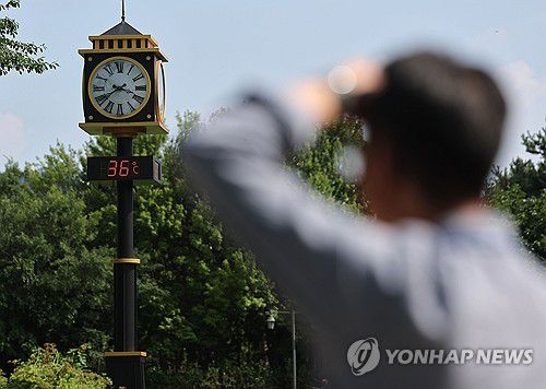 폭염 계속(서울=연합뉴스) 류영석 기자 = 폭염이 계속되는 9일 서울 서초구 몽마르뜨 공원에 설치된 온도계에 현재 기온이 표시되고 있다. 2025.7.9 ondol@yna.co.kr