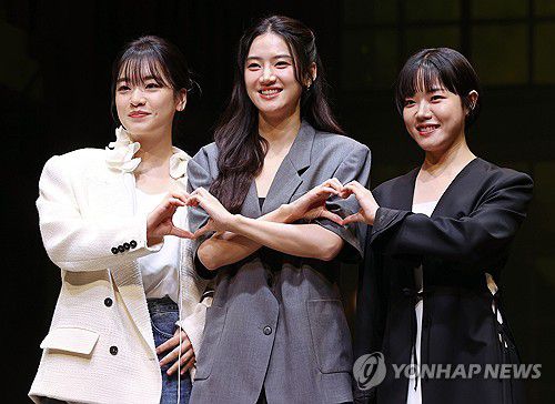 비올라 연기한 배우들(서울=연합뉴스) 이재희 기자 = 9일 서울 서초구 예술의전당 CJ토월극장에서 열린 연극 '셰익스피어 인 러브' 기자간담회에서 비올라를 연기한 배우 이주영(왼쪽부터), 박주현, 김향기가 포즈를 취하고 있다. 2025.7.9 scape@yna.co.kr