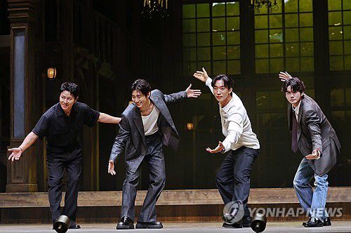 '셰익스피어의 인사'(서울=연합뉴스) 이재희 기자 = 9일 서울 서초구 예술의전당 CJ토월극장에서 열린 연극 '셰익스피어 인 러브' 기자간담회에서 셰익스피어를 연기한 배우 이규형(왼쪽부터), 손우현, 이상이, 옹성우가 포즈를 취하고 있다. 2025.7.9 scape@yna.co.kr