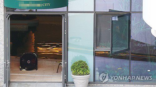 염소계 화학물질 누출된 인천 아파트 수영장(인천=연합뉴스) 임순석 기자 = 9일 수영장 청소에 쓰이는 염소계 화학물질이 누출된 인천 서구 대단지 아파트 수영장. 이날 염소계 화학물질 누출로 수영장 이용 주민을 비롯한 18명이 다쳤다. 2025.7.9 soonseok02@yna.co.kr