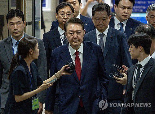 구속심사 마친 윤석열 전 대통령(서울=연합뉴스) 12·3 비상계엄과 관련해 특검의 수사를 받는 윤석열 전 대통령이 9일 서울 서초구 서울중앙지법에서 열린 구속 전 피의자 심문(영장실질심사)이 끝난 뒤 법원을 떠나고 있다. 2025.7.9 [사진공동취재단] photo@yna.co.kr