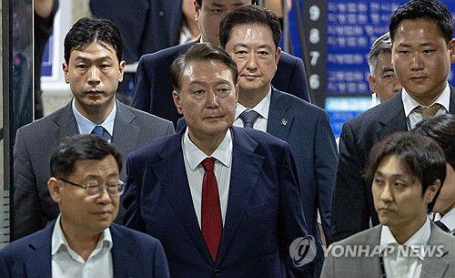 구속심사 마친 윤석열 전 대통령(서울=연합뉴스) 12·3 비상계엄과 관련해 특검의 수사를 받는 윤석열 전 대통령이 9일 서울 서초구 서울중앙지법에서 열린 구속 전 피의자 심문(영장실질심사)이 끝난 뒤 법원을 떠나고 있다. 2025.7.9 [사진공동취재단] photo@yna.co.kr