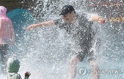 시원한 물줄기 맞으며[연합뉴스 자료사진]