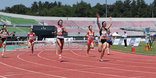 류나희, 여자 100ｍ 허들 우승(서울=연합뉴스) 류나희(오른쪽)가 10일 전국 익산종합운동장에서 열린 백제왕도 익산 2025 전국육상경기대회 여자 100ｍ 허들 결선에서 우승한 뒤, 기뻐하고 있다. [대한육상연맹 제공. 재판매 및 DB 금지]
