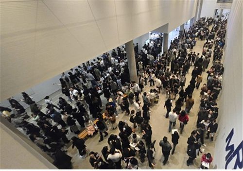 론 뮤익 전시 관람 모습[국립현대미술관 제공. 재판매 및 DB 금지]