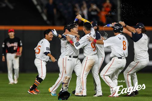 끝내기 안타 터뜨리고 축하받는 한화의 문현빈(중앙)[한화 이글스 제공. 재판매 및 DB 금지]