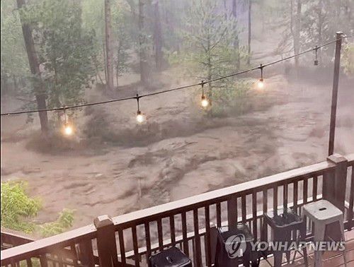 지난 8일 미 뉴멕시코주 루이도소 마을에서 거센 급류가 쏟아져 내리는 모습[Kaitlyn Carpenter via AP=연합뉴스. 재판매 및 DB 금지]