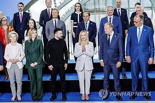 우크라이나 재건회의 참석자들(로마 AP=연합뉴스) 10일(현지시간) 이탈리아 로마에서 열린 우크라이나 재건회의 참석자들이 기념촬영을 하고 있다. 앞줄 왼쪽부터 우르줄라 폰데어라이엔 EU 집행위원장, 볼로디미르 젤렌스키 우크라이나 대통령 부부, 조르자 멜로니 이탈리아 총리, 도날트 투스크 폴란드 총리, 프리드리히 메르츠 독일 총리. 2025.07.10 photo@yna.co.kr