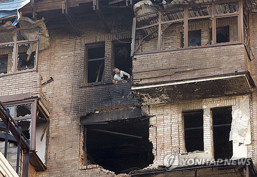 10일 드론 공습으로 부서진 키이우 건물[EPA 연합뉴스]